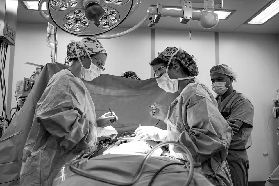 Equipo quirúrgico multidisciplinario trabajando en un quirófano