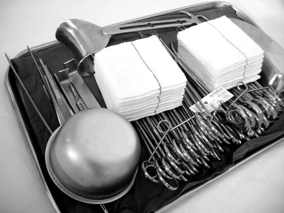 Instrumental y gasas preparados para una cirugía